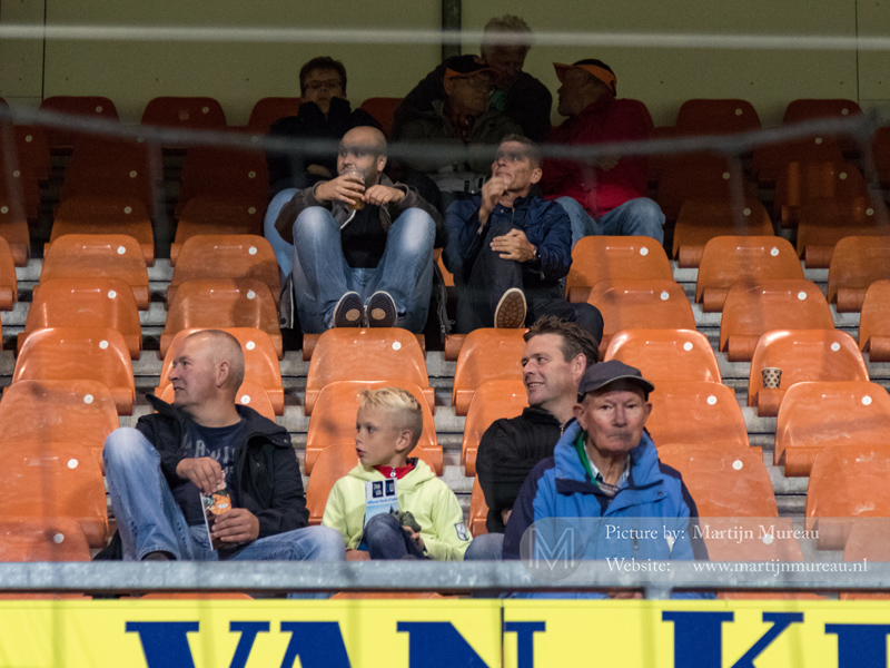 FC Volendam-fans kijken met een glimlach naar het vak met NAC-fans