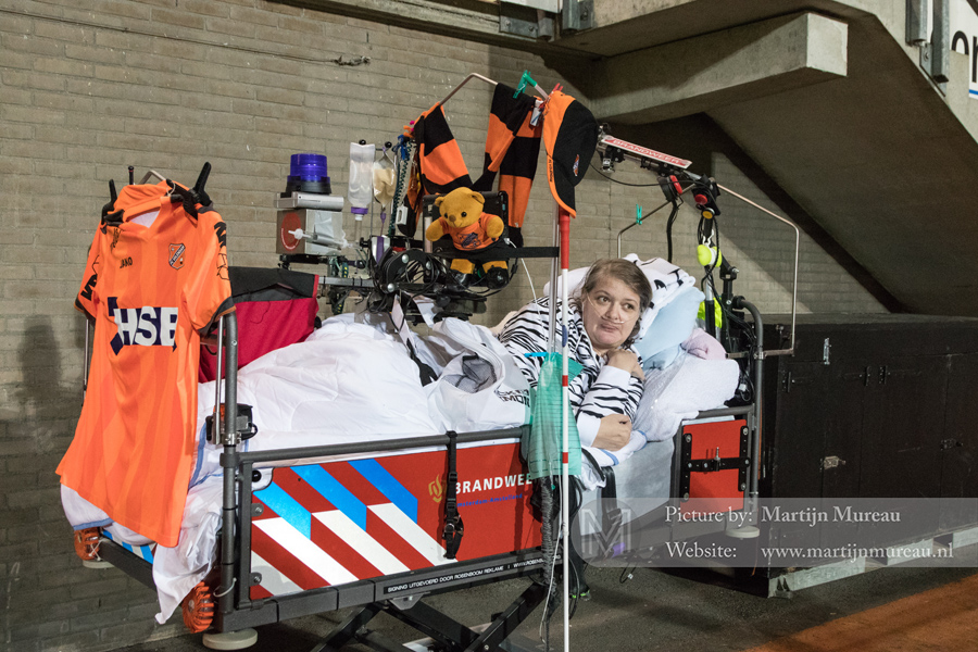 Deze mevrouw bezoekt de wedstrijden van FC Volendam met haar ziektebed