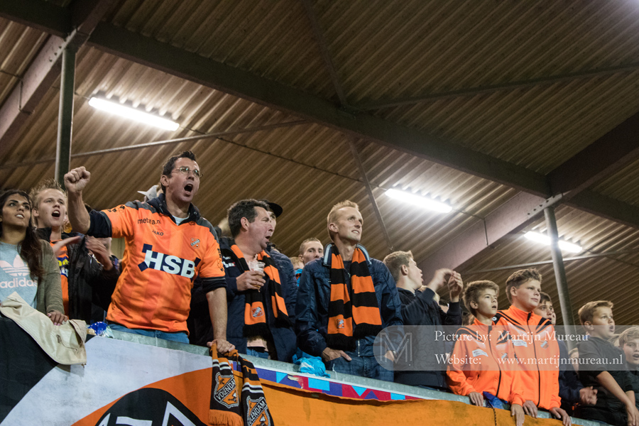 Fans van Volendam kijken met spanning naar de wedstrijd