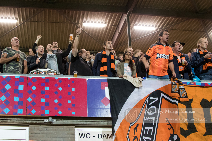 Fans van Volendam kijken met spanning naar de wedstrijd