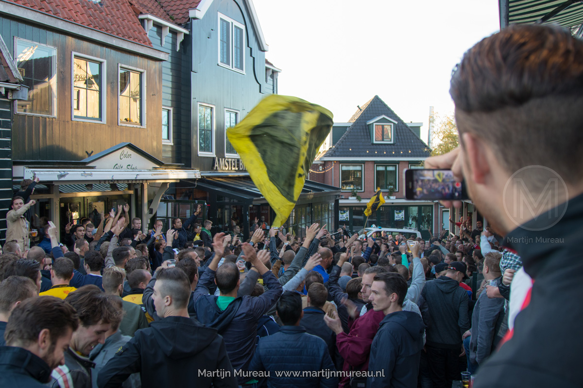NAC fans bouwen een feestje in Volendam