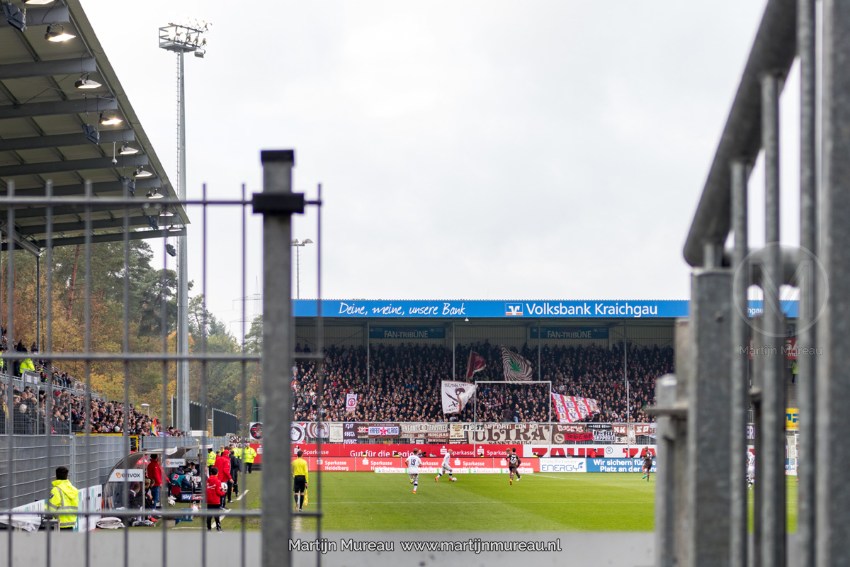 Fans van Sankt Pauli ondersteunen hun team in de uitwedstrijd tegen SV Sandhausen