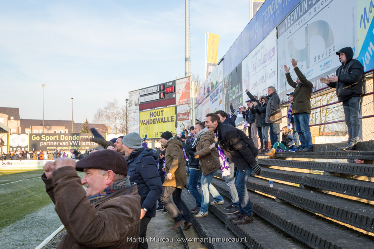 Fans van Beerschot-Wilrijk vieren een doelpunt in de uitwedstrijd tegen Hamme