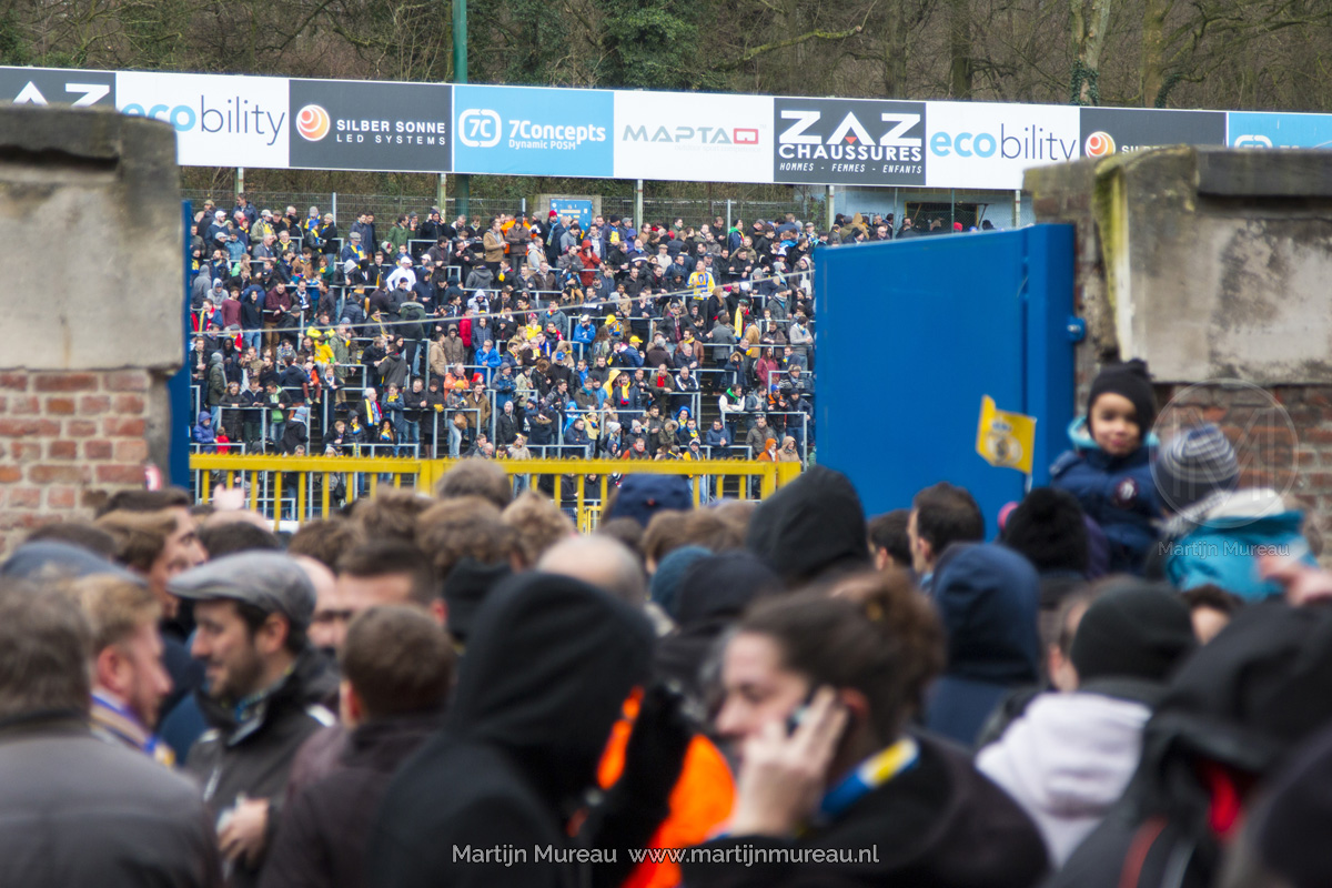 Fans van Royale Union Saint-Gilloise betreden het Stade Joseph Mariën, vlak voor de Brusselse derby tegen RWDM