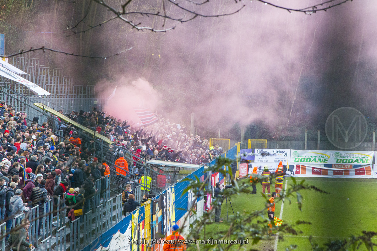 RWDM fans vieren feest, nadat hun team de leiding neemt in de Brusselse derby tegen RUSG