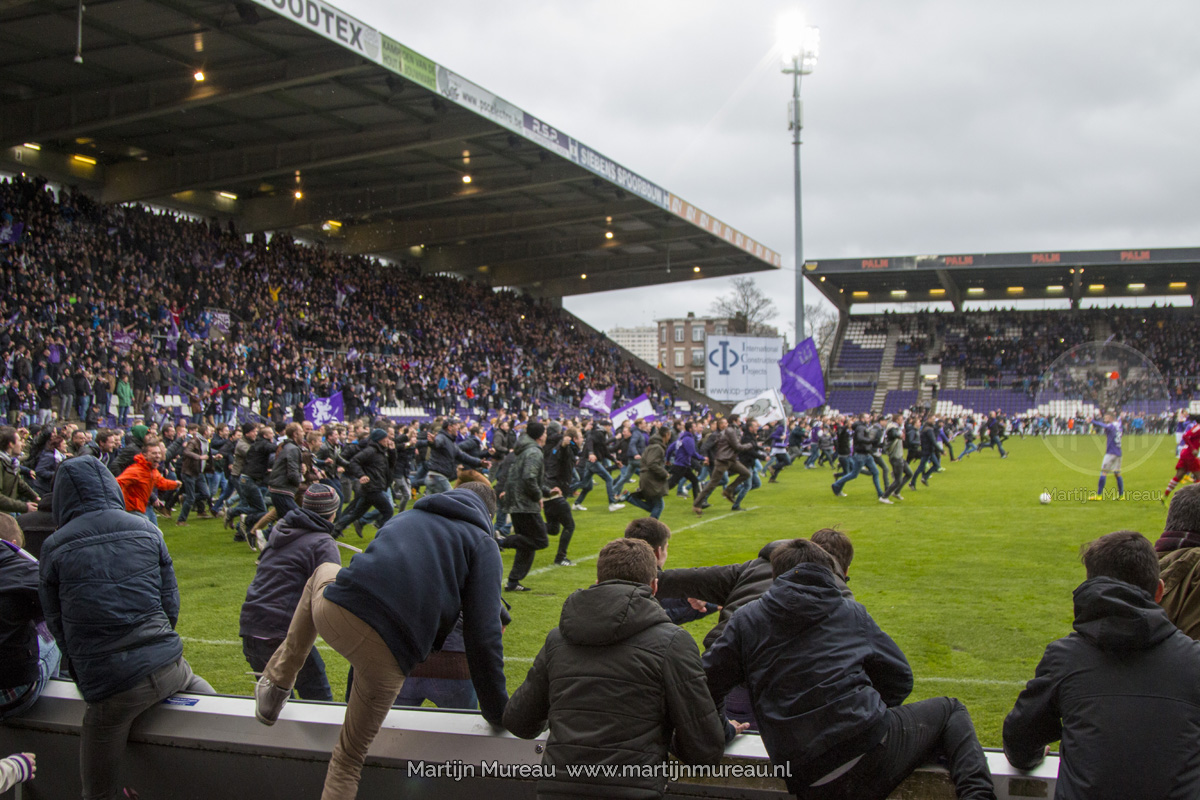 Beerschot-Wilrijk fans rennen van blijdschap het veld op, nadat hun team kampioen is geworden