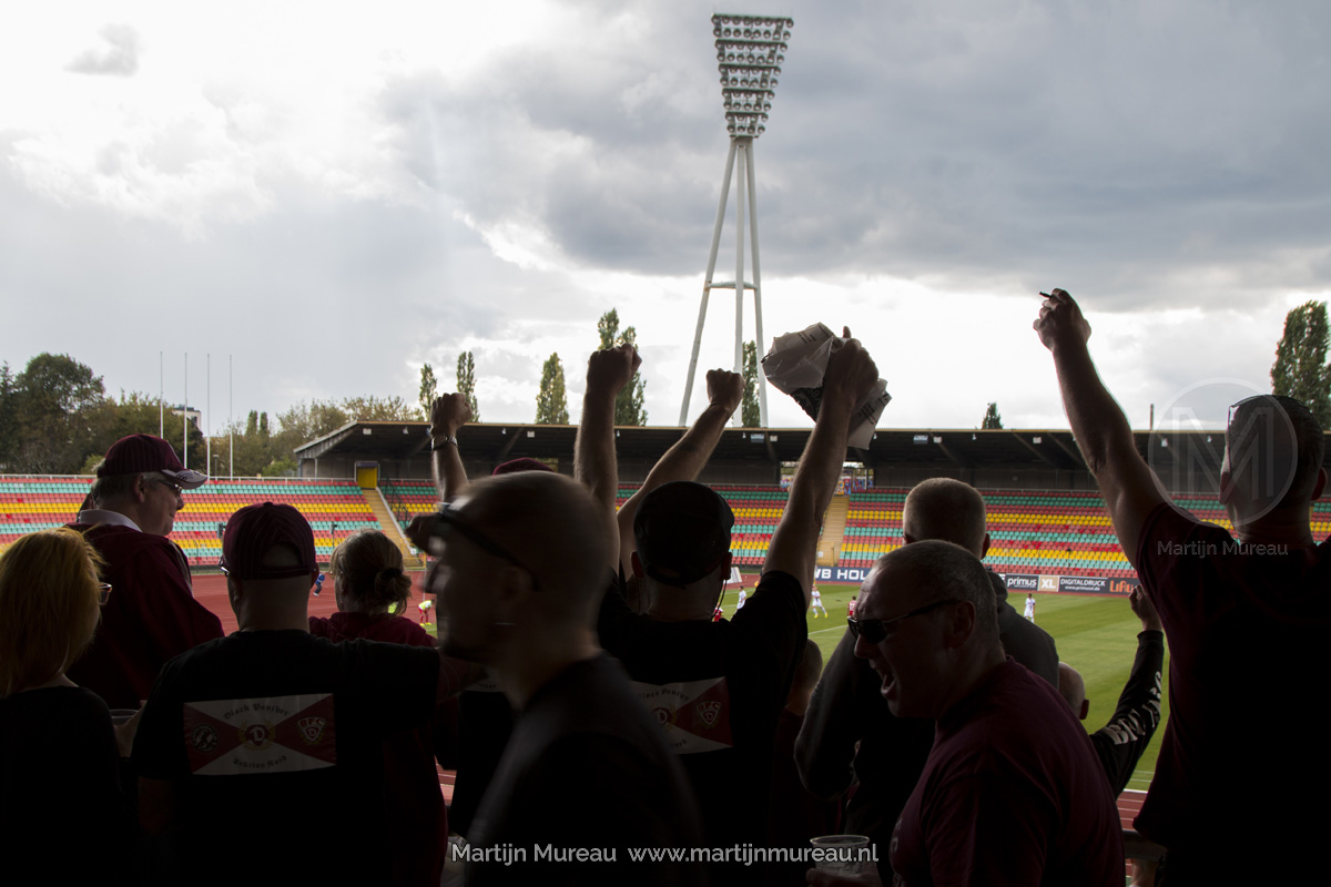 Fans van BFC Dynamo Berlin vieren feest, nadat hun team heeft gescoord