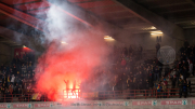 Fans van Royale Union Saint-Gilloise ontsteken vuurwerk in de Brusselse derby tegen RWDM
