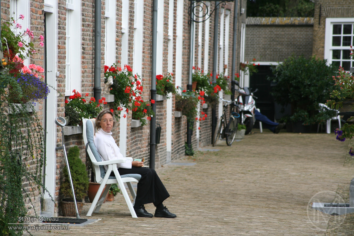 Een oude dame in het Bredase Begijnhof