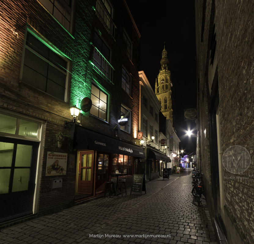 De Grote Kerk van Breda tijdens de avond