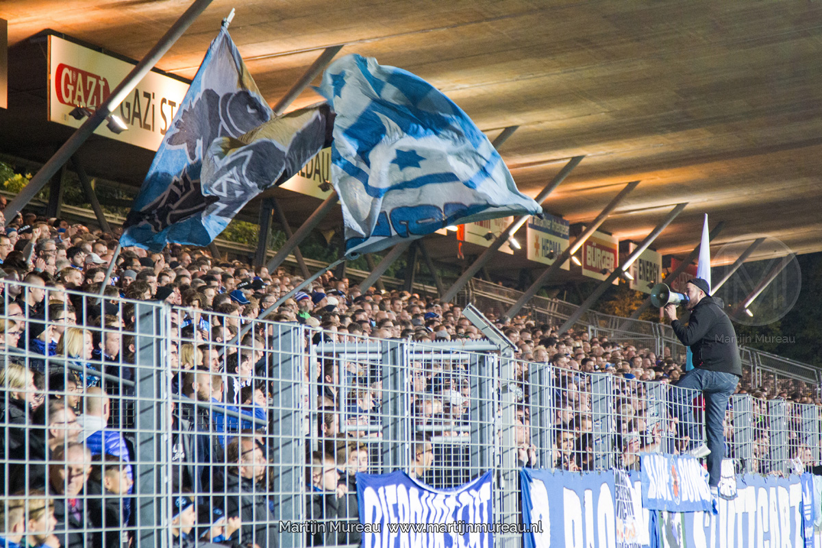 De fanatieke fans van Stuttgart Kickers steunen hun team in de thuiswedstrijd tegen Dynamo Dresden
