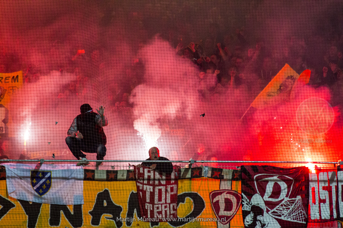 Fans van Dynamo Dresden ontsteken vuurwerk in de uitwedstrijd tegen Stuttgart Kickers