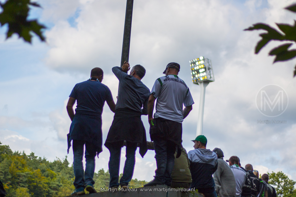 Fans van Borussia Mönchengladbach proberen een uitwedstrijd van hun team te kijken